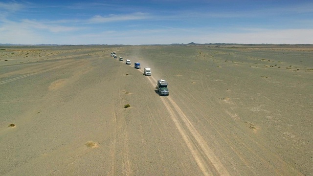 汽车在戈壁沙漠行驶的鸟瞰图，新疆，中国。视频下载