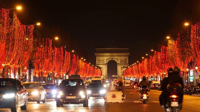法国巴黎——12月11日，这是巴黎美丽的圣诞夜。香榭丽舍大道被装饰一新，凯旋门附近的交通状况也很不错视频素材