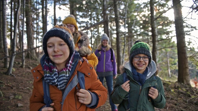 全家在森林里徒步旅行视频素材