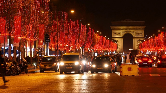 法国巴黎——12月11日，这是巴黎美丽的圣诞夜。香榭丽舍大道被装饰一新，凯旋门附近的交通状况也很不错视频素材