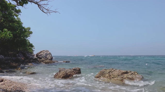 风景景观koh larn岛受欢迎的热带海滩在一个炎热的天气和晴朗的一天在芭堤雅市春武里省泰国。视频素材