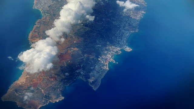 从飞机窗口鸟瞰塞浦路斯岛和蓝色地中海视频下载