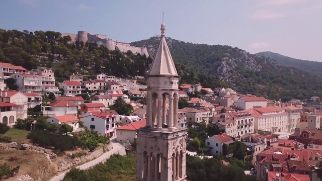 克罗地亚赫瓦尔老城圣马可教堂鸟瞰图视频下载