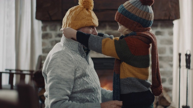 爷爷和孙子头上都戴着冬帽视频下载