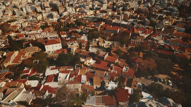 从上面俯瞰希腊城市雅典的市中心。视频下载