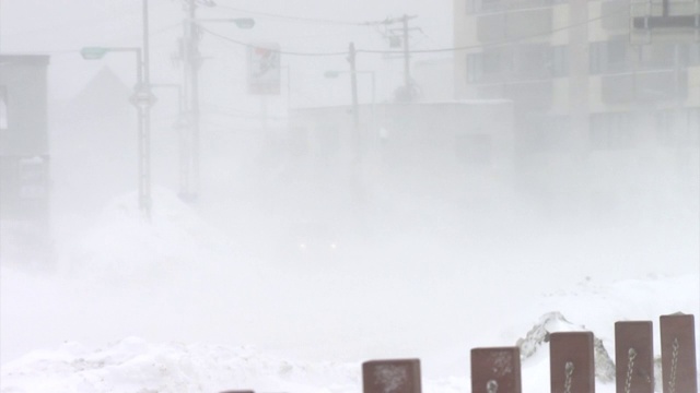 汽车在暴风雪中行驶，北海道，日本视频素材