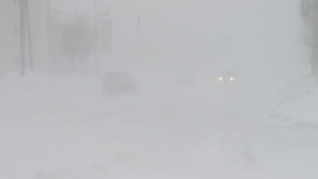 一辆在暴风雪中行驶的汽车，北海道，日本视频素材