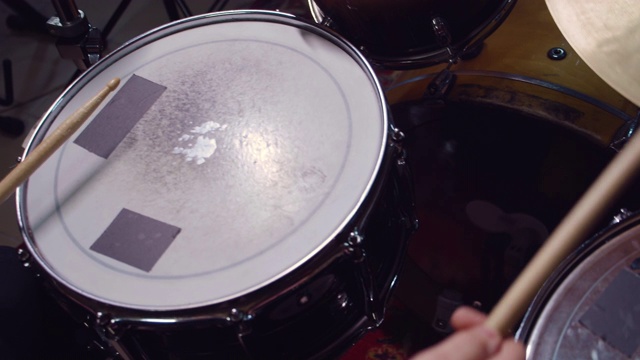 鼓手手用鼓槌敲鼓，在音乐会上表演视频素材