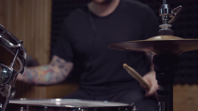 摇滚乐队鼓手在录音室用鼓包演奏音乐节奏视频素材