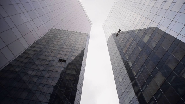从下面看金融区的现代摩天大楼视频素材