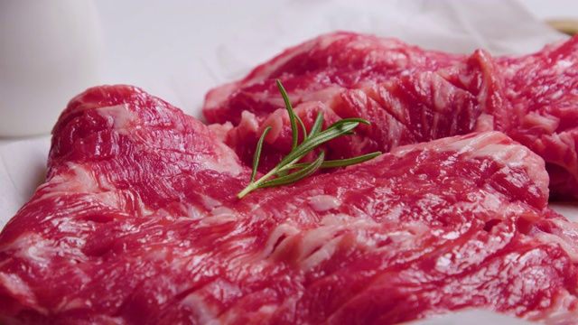 带刀痕的生肉“肋排”/韩国视频素材