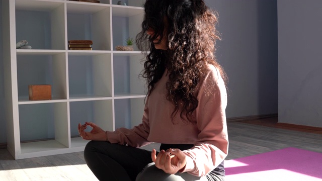 成年女性在客厅做瑜伽练习的4k视频视频下载