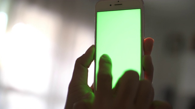 女性使用智能手机，后视镜，绿色屏幕，4K视频素材
