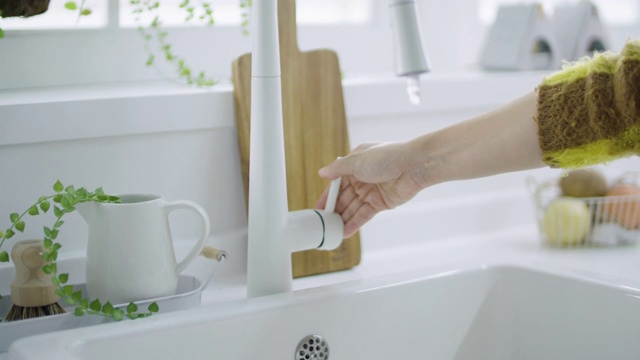 用肥皂和水洗手/韩国视频素材