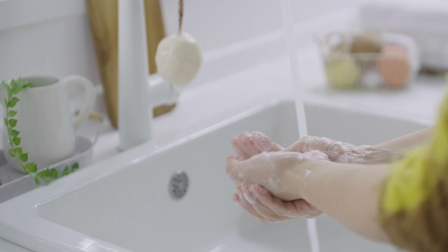 用肥皂搓手/韩国视频素材