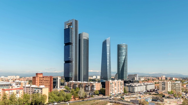 西班牙马德里时间流逝4K，城市天际线时间流逝在金融区四栋大楼视频素材
