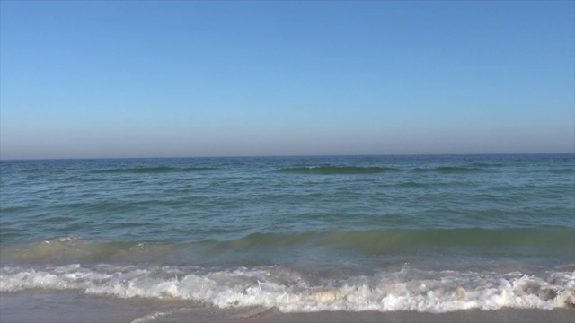 空旷的海滩和海洋为背景视频素材