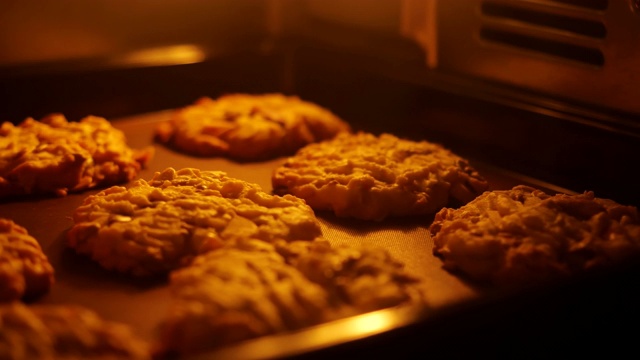 用烤炉高温烘焙饼干。滑动或移动相机拍摄视频素材