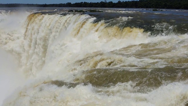 强大的水流流入伊瓜苏的魔鬼之喉峡谷视频下载