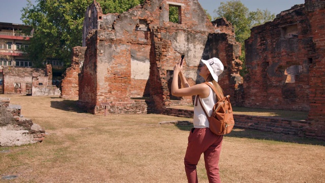 4K慢动作亚洲女性根据老城区位置背包旅行视频素材