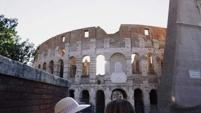 女游客在罗马:竞技场旁边视频素材