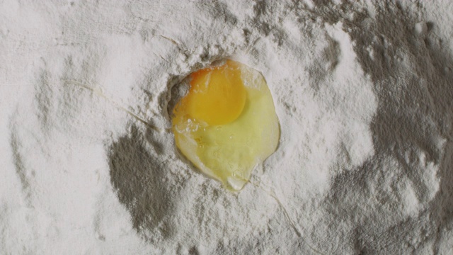 用微镜头打碎鸡蛋视频素材