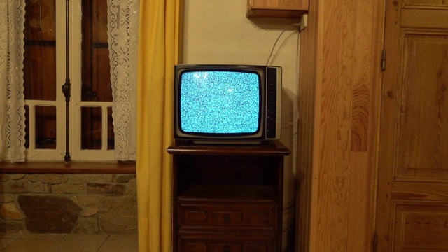 老式的黑白电视机视频下载