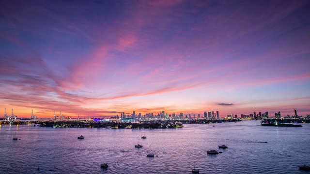 时间流逝-美丽的日落云景迈阿密市区天际线- 4K视频素材