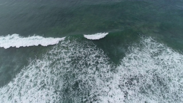 航拍镜头，无人机海浪和冲浪者在印度洋冲浪的俯视图，4k视频下载