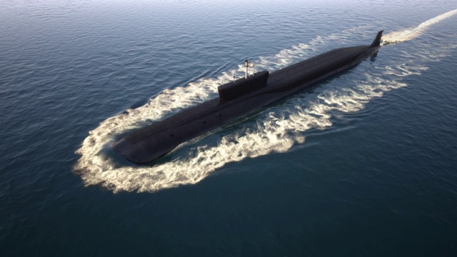 漂浮在海洋中的重型核潜艇视频下载
