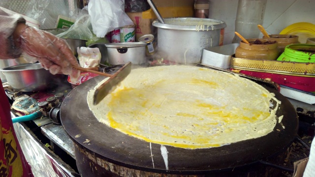 中国河北承德，一名女子在准备煎饼锅子视频下载
