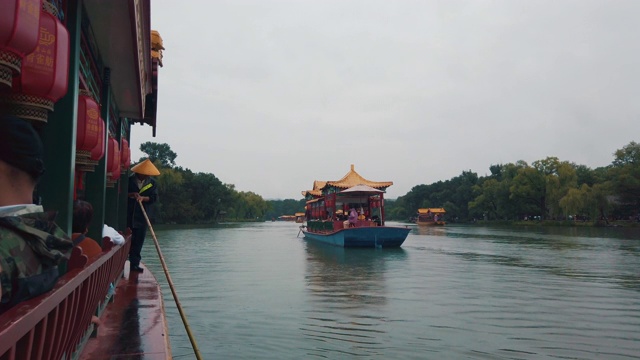 中国河北承德的WS船在河上视频下载
