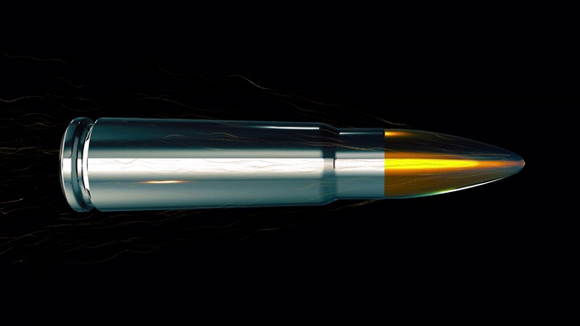 一枚AK47金色银色子弹在黑色背景下慢动作飞过空中。视频下载