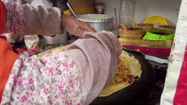 中国河北承德，一名女子在准备煎饼锅子视频下载