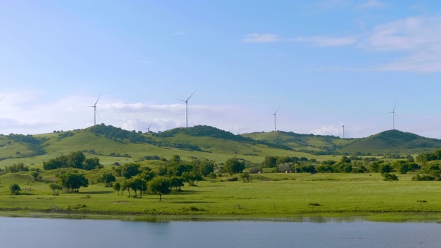 中国河北省承德塞罕坝国家森林公园WS丘陵地区风力发电机视频下载