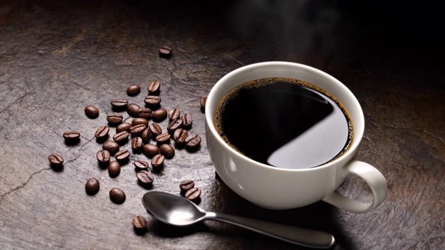 一杯咖啡和质朴的咖啡豆视频下载