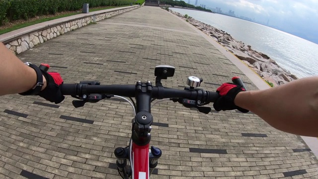 在海边路上骑自行车视频素材