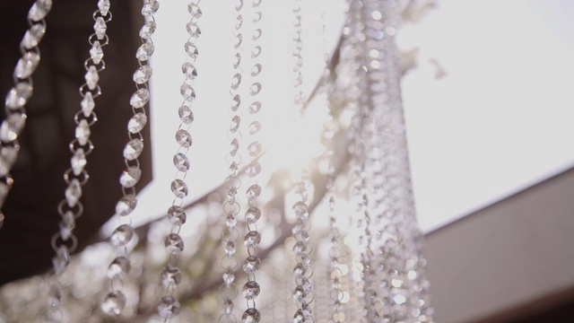 豪华水晶吊灯悬挂在婚礼大厅的天花板上视频素材
