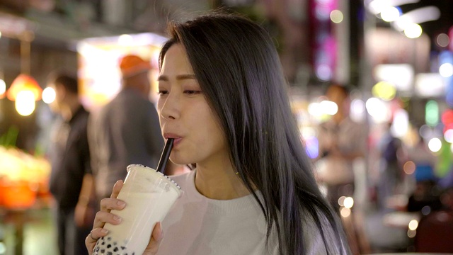 亚洲女性喜欢奶茶和夜市的街头小吃视频下载