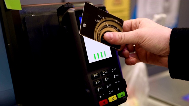 在超市结帐时使用信用卡进行非接触式支付- 4K分辨率视频下载