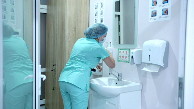 一个护士在洗手。视频素材