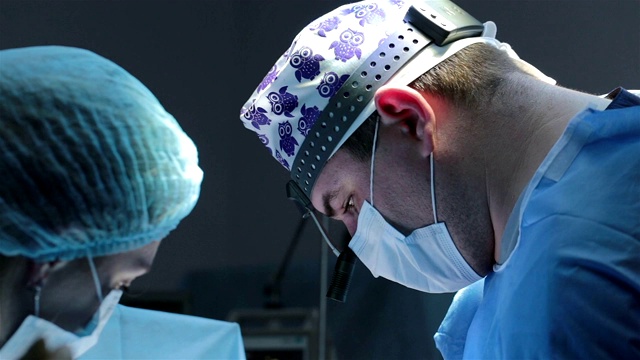 整形外科医生在做手术时的脸。视频下载