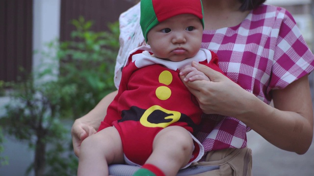 婴儿圣诞老人角色扮演服装视频素材