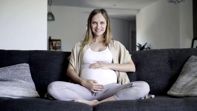 孕妇按摩腹部的正面视图视频下载