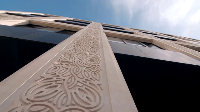 一座美丽的现代建筑的柱子上装饰着有趣的雕刻视频素材