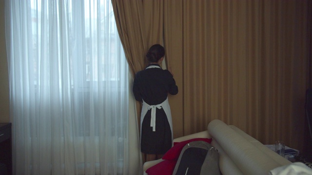 服务员打开旅馆房间的窗帘视频下载