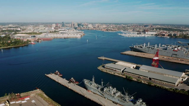 马里兰州巴尔的摩内港码头的宽空中透视视频下载