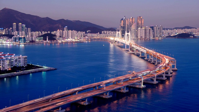 韩国釜山海云大谷，光大岛大桥和海滨城市日落夜景视频素材