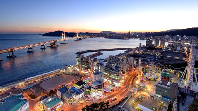 日落到晚上，韩国釜山的光加利海滩，有光安达太阳桥和市中心区/苏永古视频素材