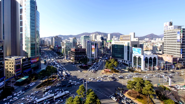 韩国釜山，秀渊和市景交叉口的交通状况视频下载
